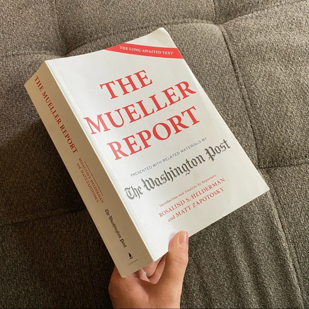 The Mueller Report by Robert Mueller. Rosalind S. Helderman & Matt Zapotosky - Picture 5 of 6